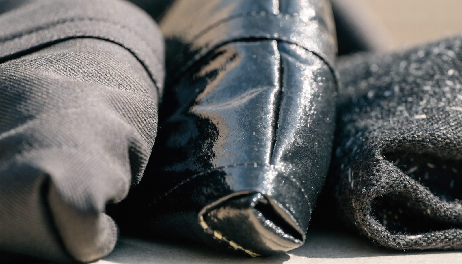 Materialproben für Sattelbezüge in der Nahaufnahme, matt, glänzend und recycelt